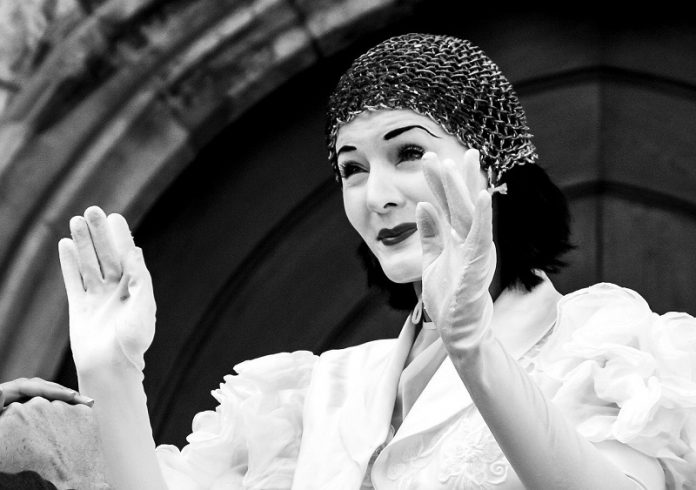 Mimes help us 'see' objects that don't exist