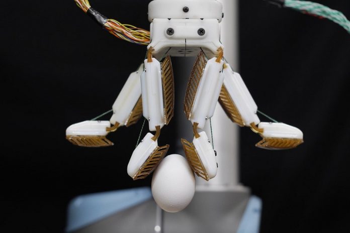 This robotic hand has a gecko-inspired grip