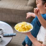 1 in 4 people eat unhealthy snacks that reduce benefits of their healthy meals